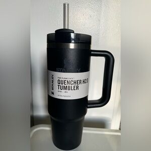 Stanley 30oz Tumbler Brand new. Little blemishes and no dents on bottom.